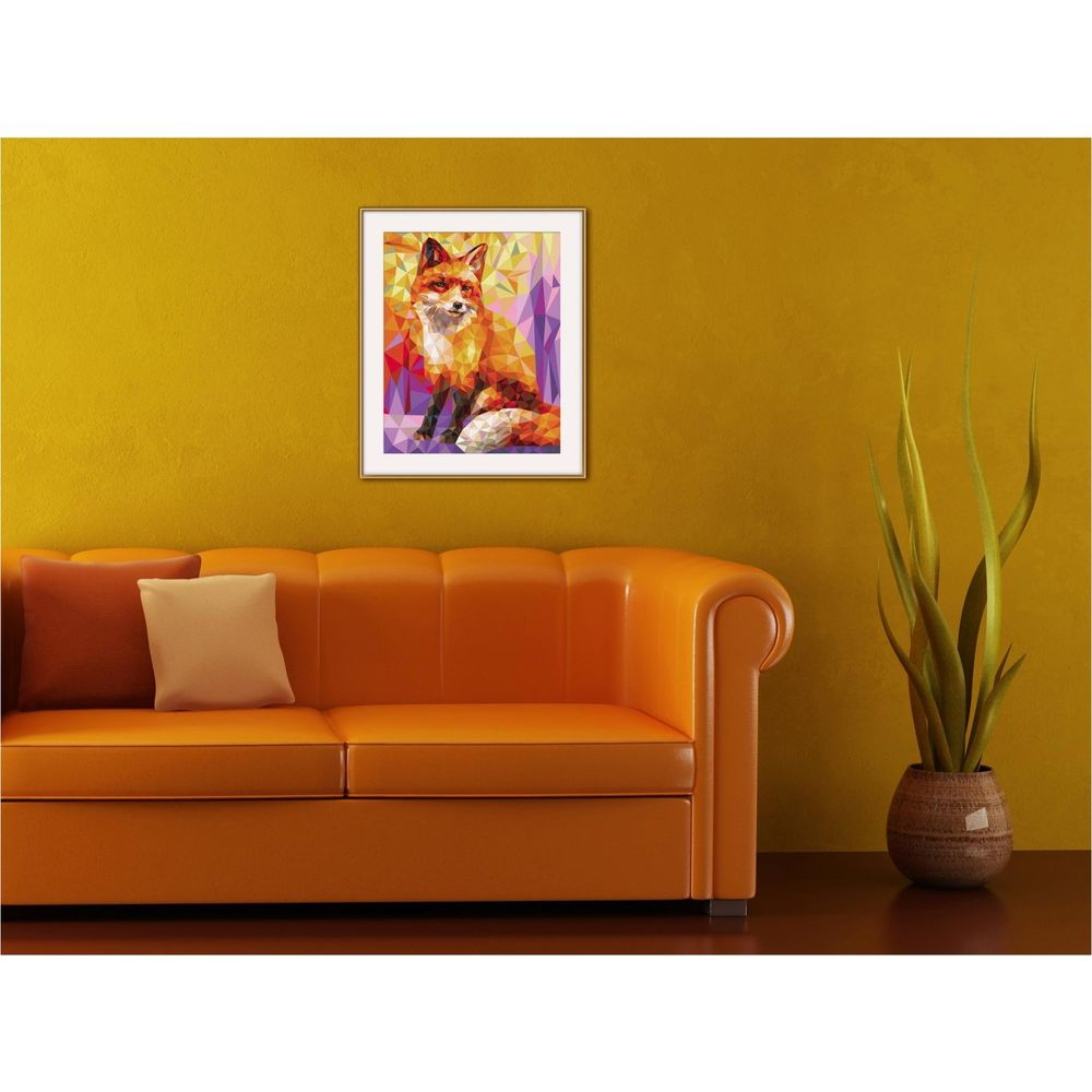 Geometrisches Fuchs-Bild über einem orangen Sofa an einer gelben Wand.