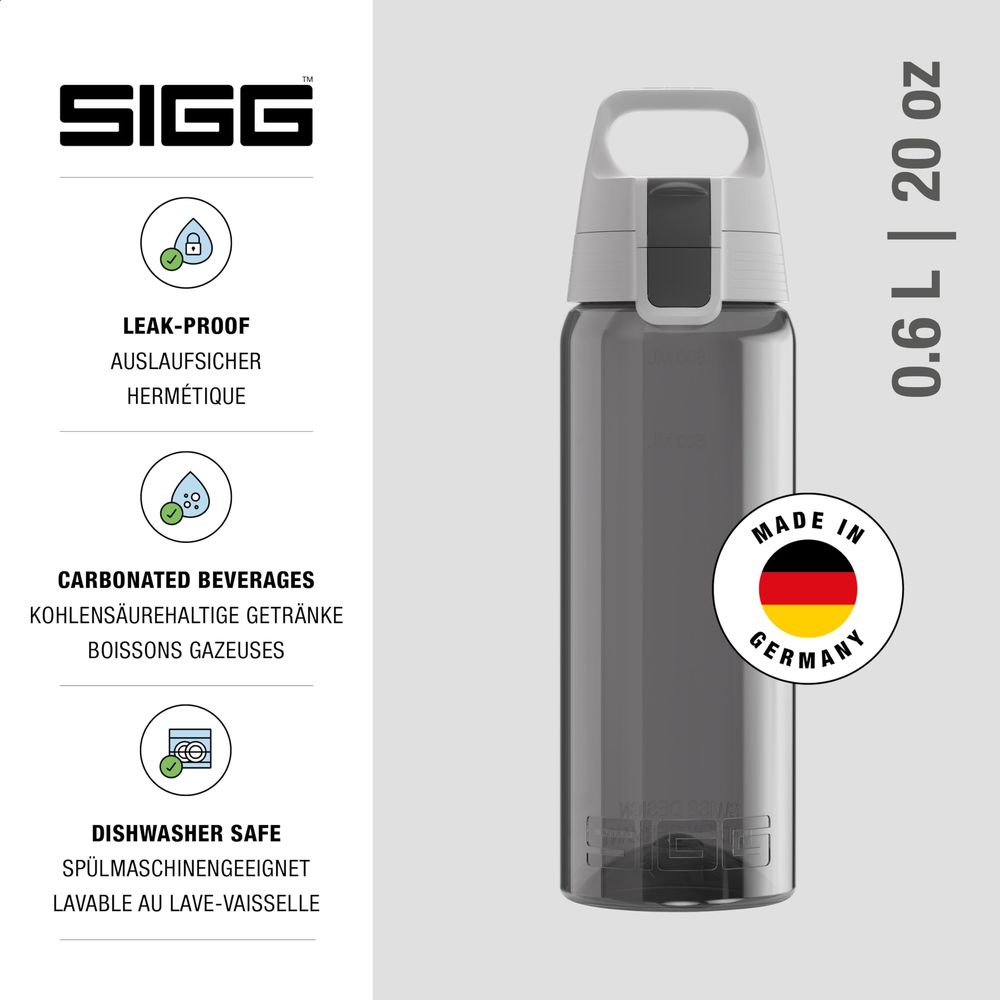 Graue SIGG Trinkflasche mit weißem Deckel, made in Germany Aufkleber.