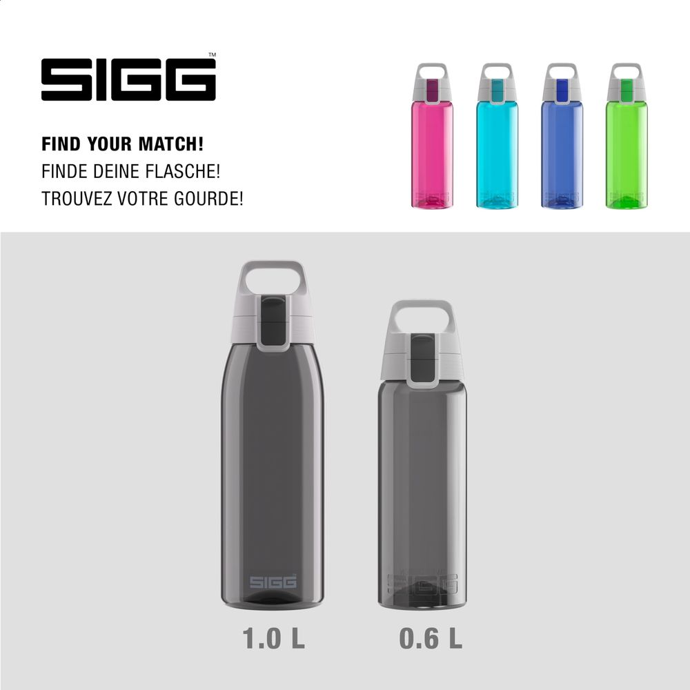 SIGG-Flaschen in verschiedenen Farben und Größen: 1,0 L und 0,6 L.