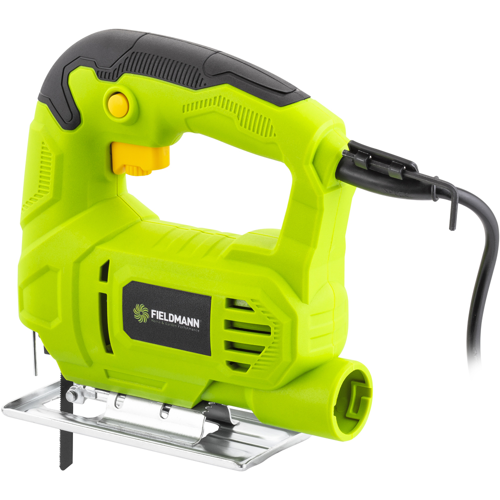 Zielona wyrzynarka z czarnymi detalami i metalową stopą, na białym tle.