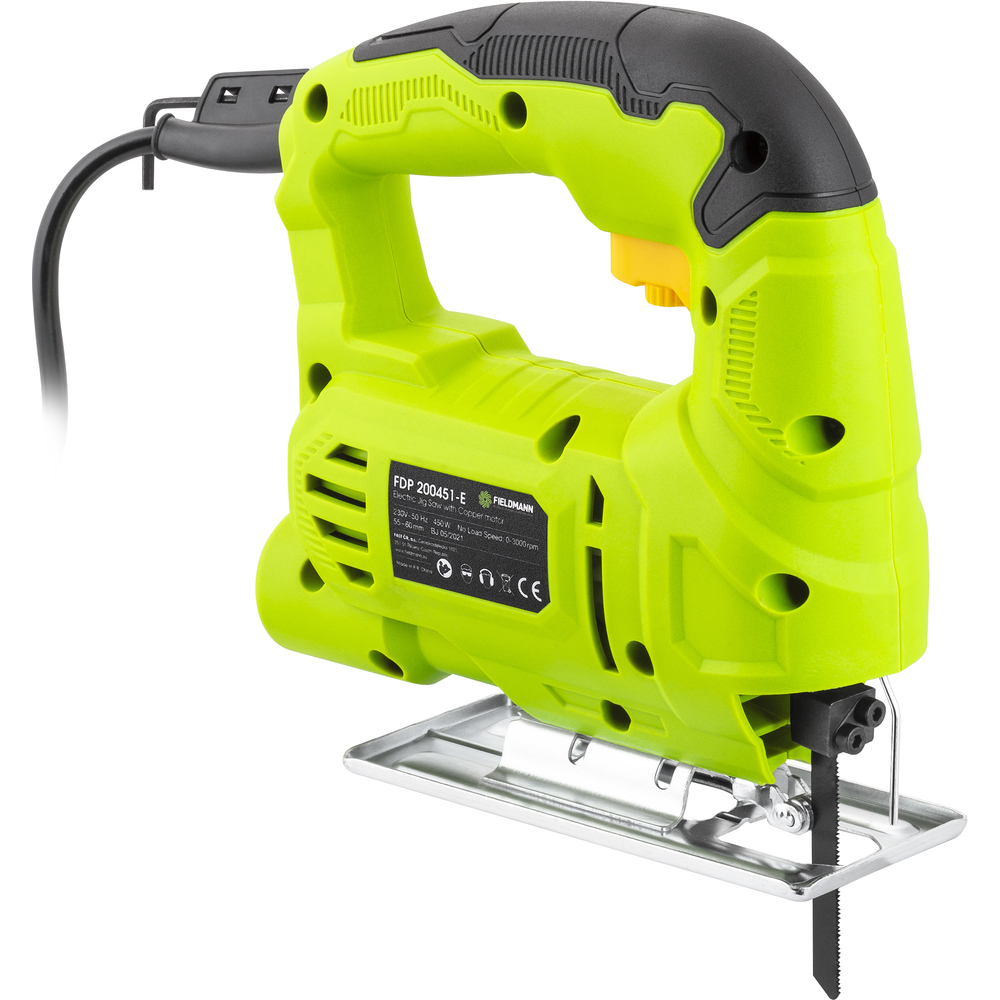 Zielona wyrzynarka z czarnym uchwytem i żółtym przyciskiem, z ostrzem.