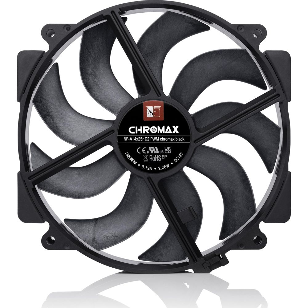 Een zwarte computer ventilator met negen bladen en een ronde sticker.