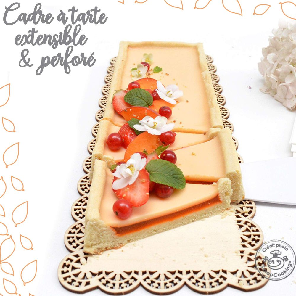 Ein rechteckiger Kuchen mit Obst, dekoriert mit Erdbeeren, Kirschen und Minze.