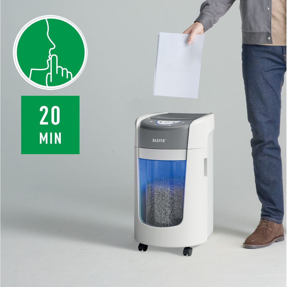 Person schredert Papier in einem leisen Aktenvernichter mit 20-Minuten-Laufzeit.