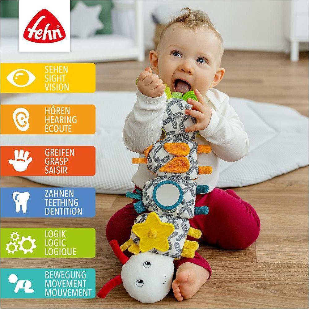 Ein Baby spielt mit einem bunten Stofftier-Raupen-Spielzeug mit verschiedenen Texturen und Spiegel.