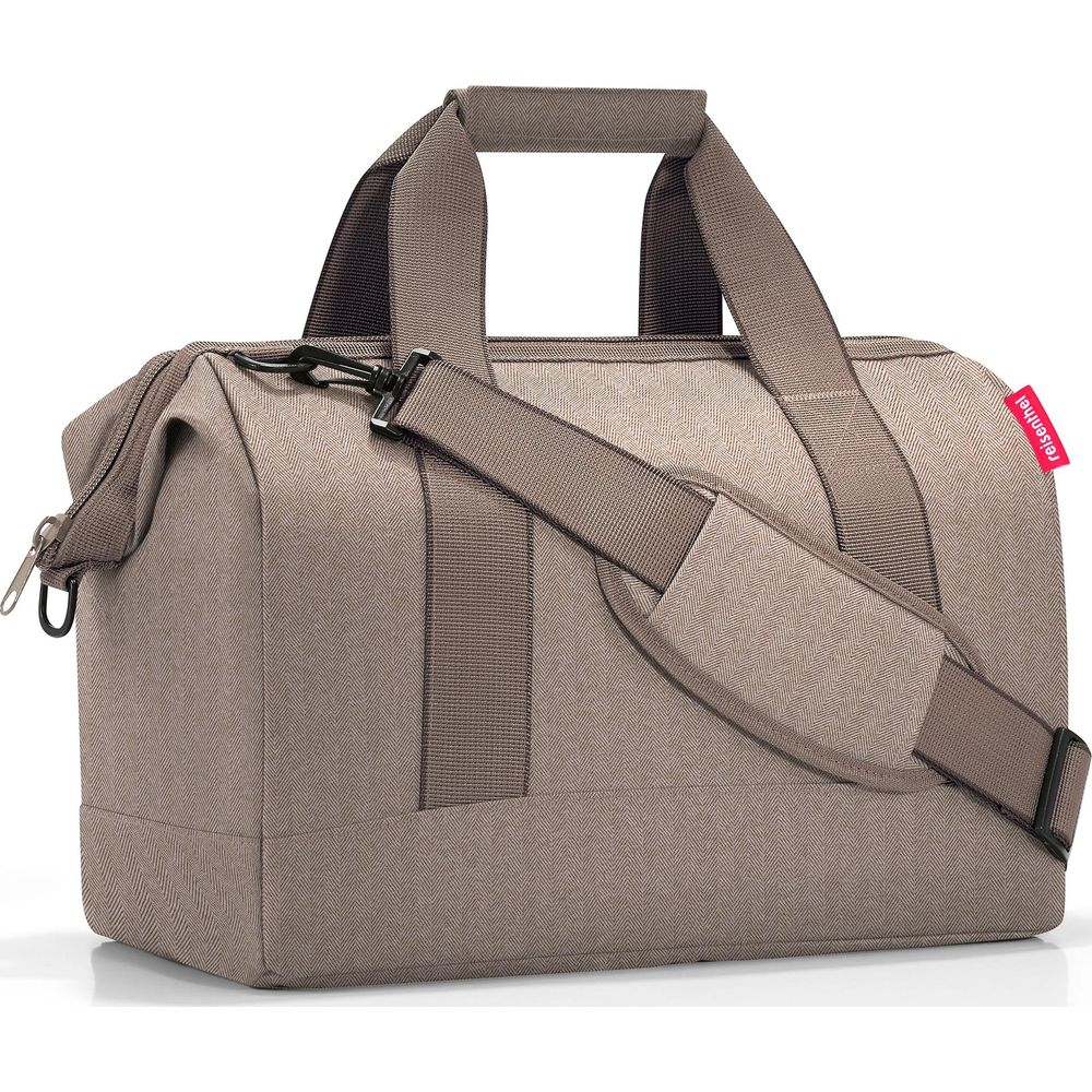 Eine braune Reisetasche mit Tragegriffen und einem Schultergurt, mit dezenter Fischgrätmusterung.