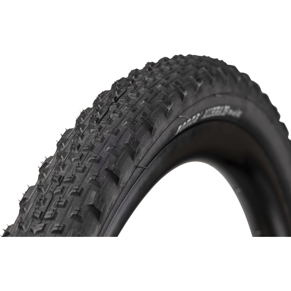 Nahaufnahme eines schwarzen Mountainbike-Reifens mit grobstolligem Profil.