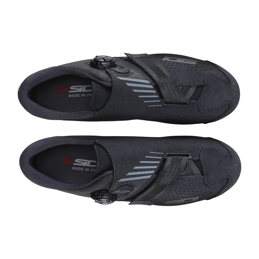 Schwarze Radschuhe mit Schnallen und Streifenmuster.