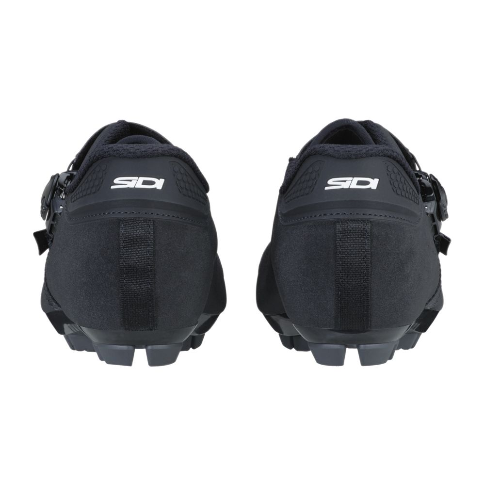 Rückansicht von zwei schwarzen Sidi-Radschuhen mit Schnallen und Profilsohlen.