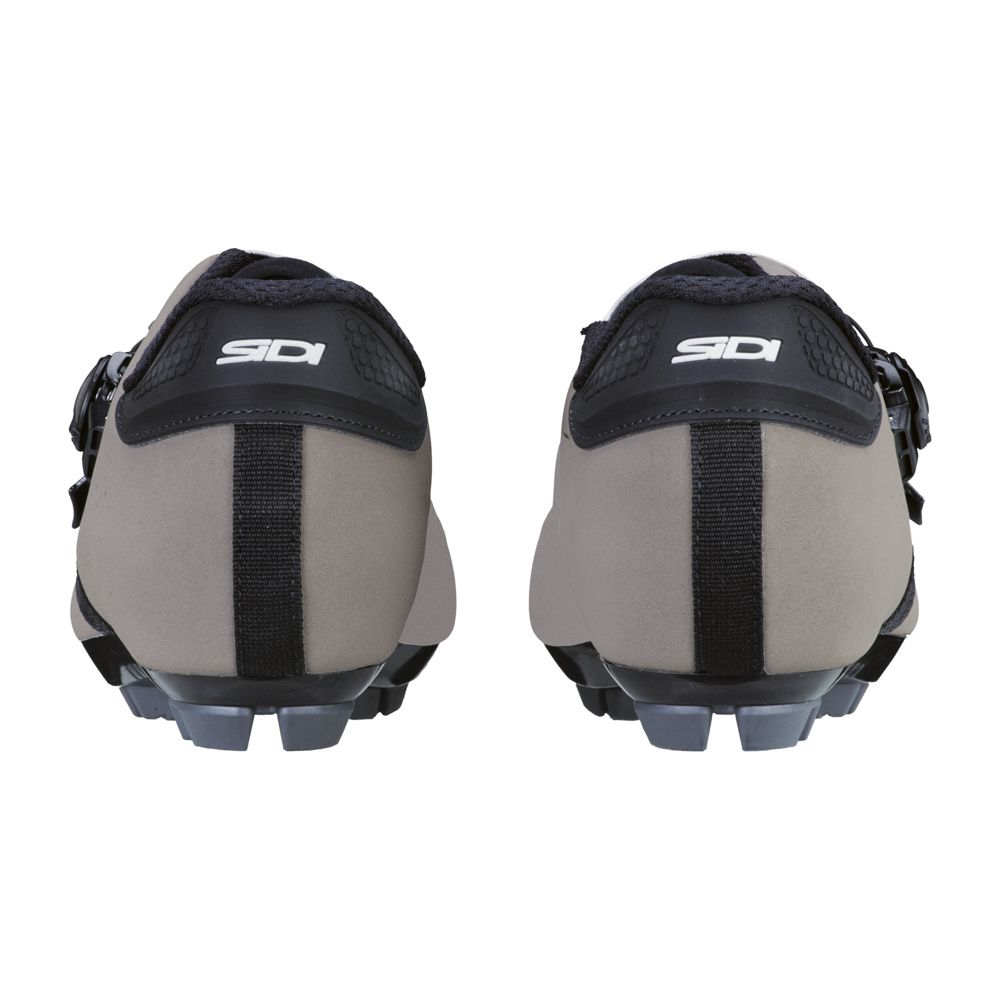 Zwei graue Sidi Mountainbike-Schuhe mit schwarzen Akzenten und Profilsohlen.