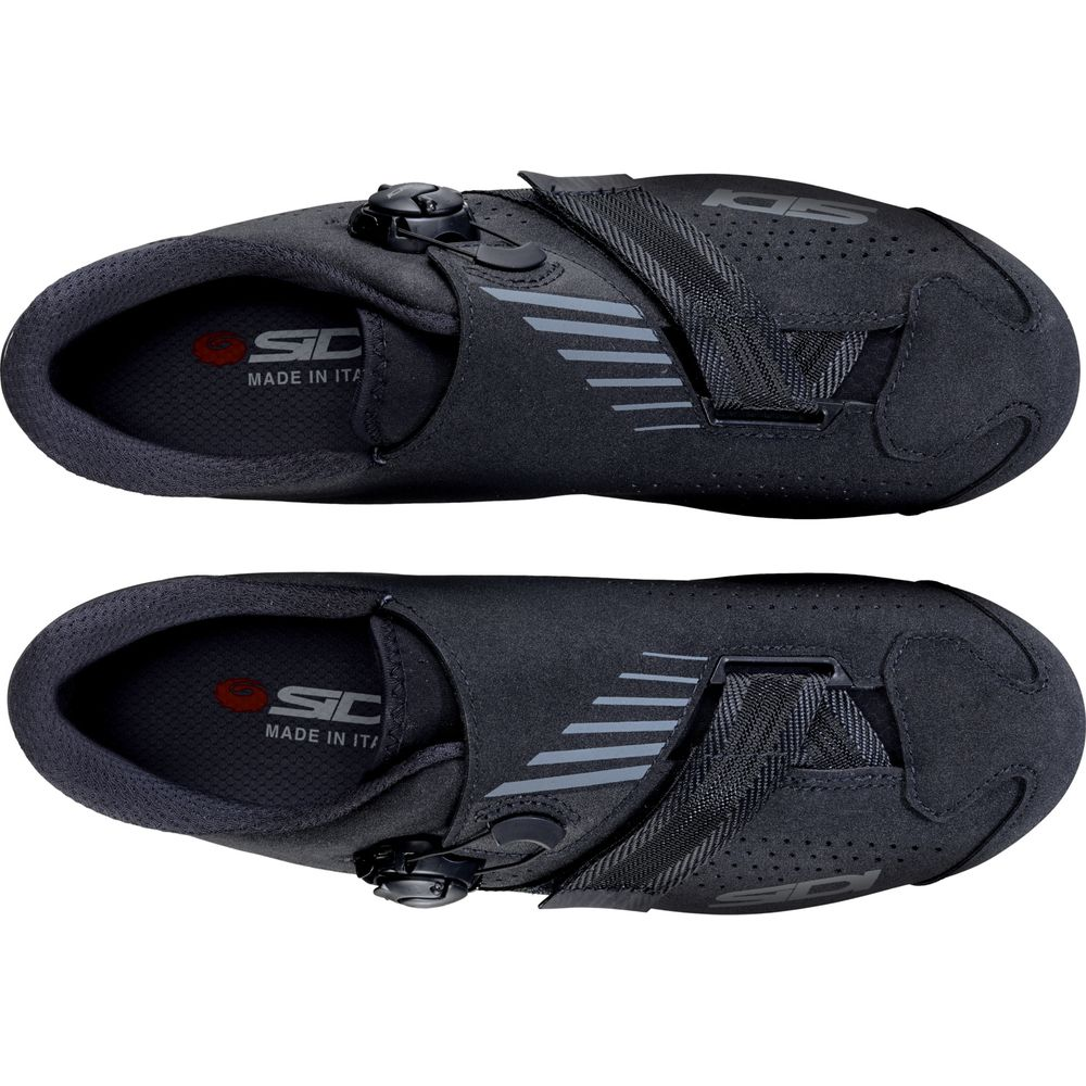 Schwarze Radschuhe mit Klettverschluss und Drehverschluss.
