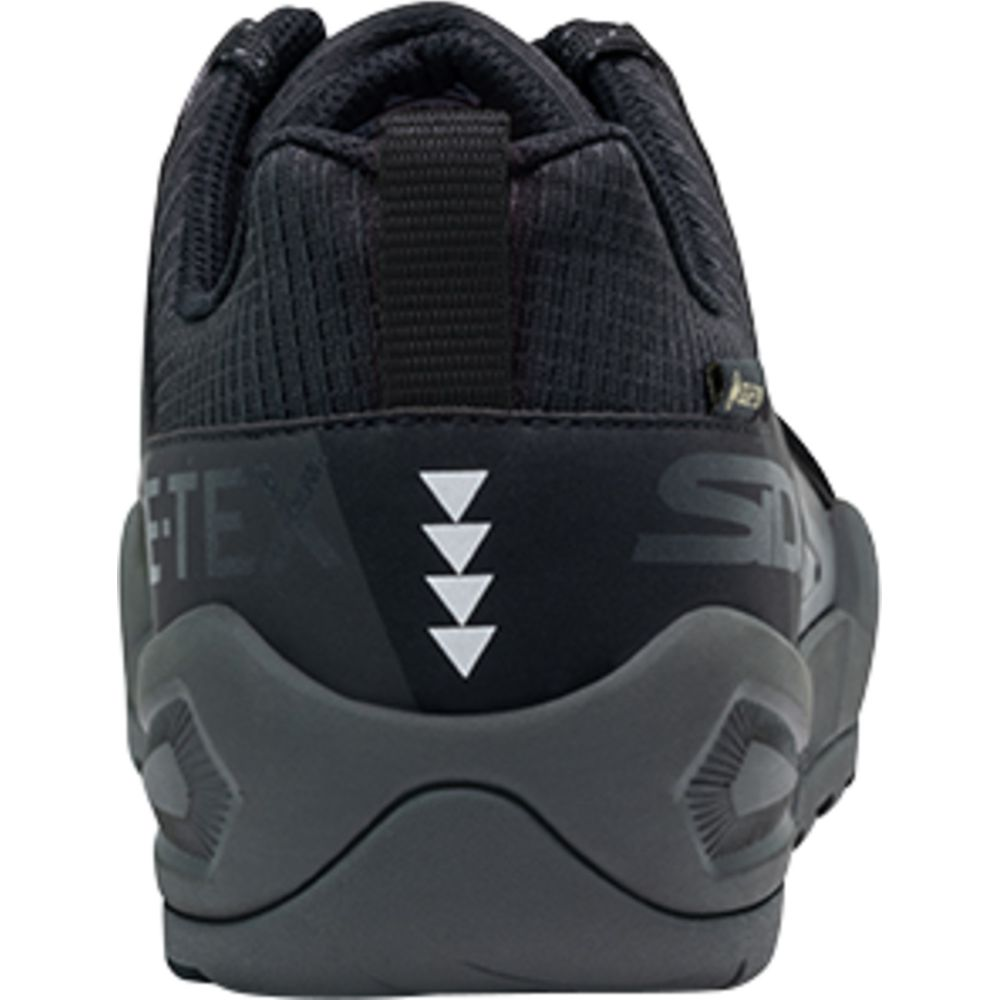 Rückansicht eines schwarzen Schuhs mit grauer Sohle, GORE-TEX-Logo.