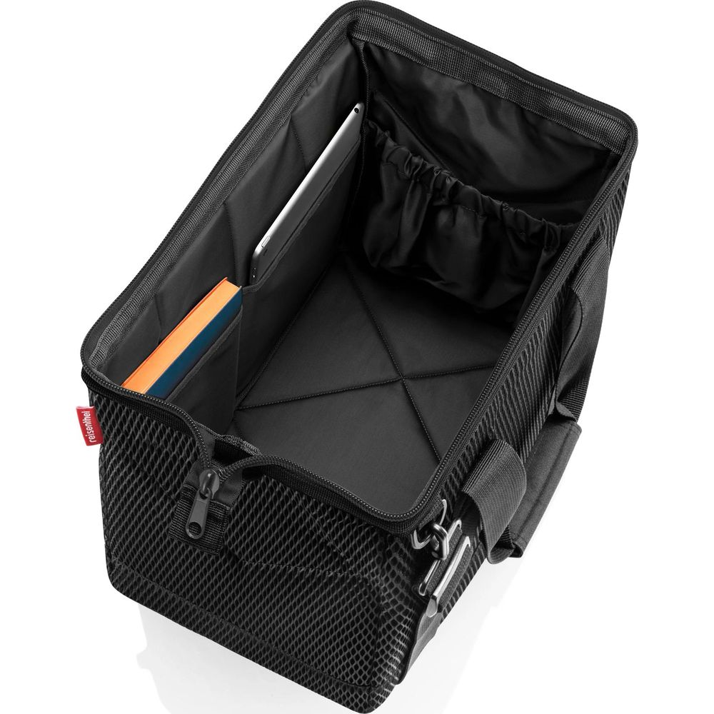 Leere schwarze Tasche mit Fächern, Tablet und Büchern