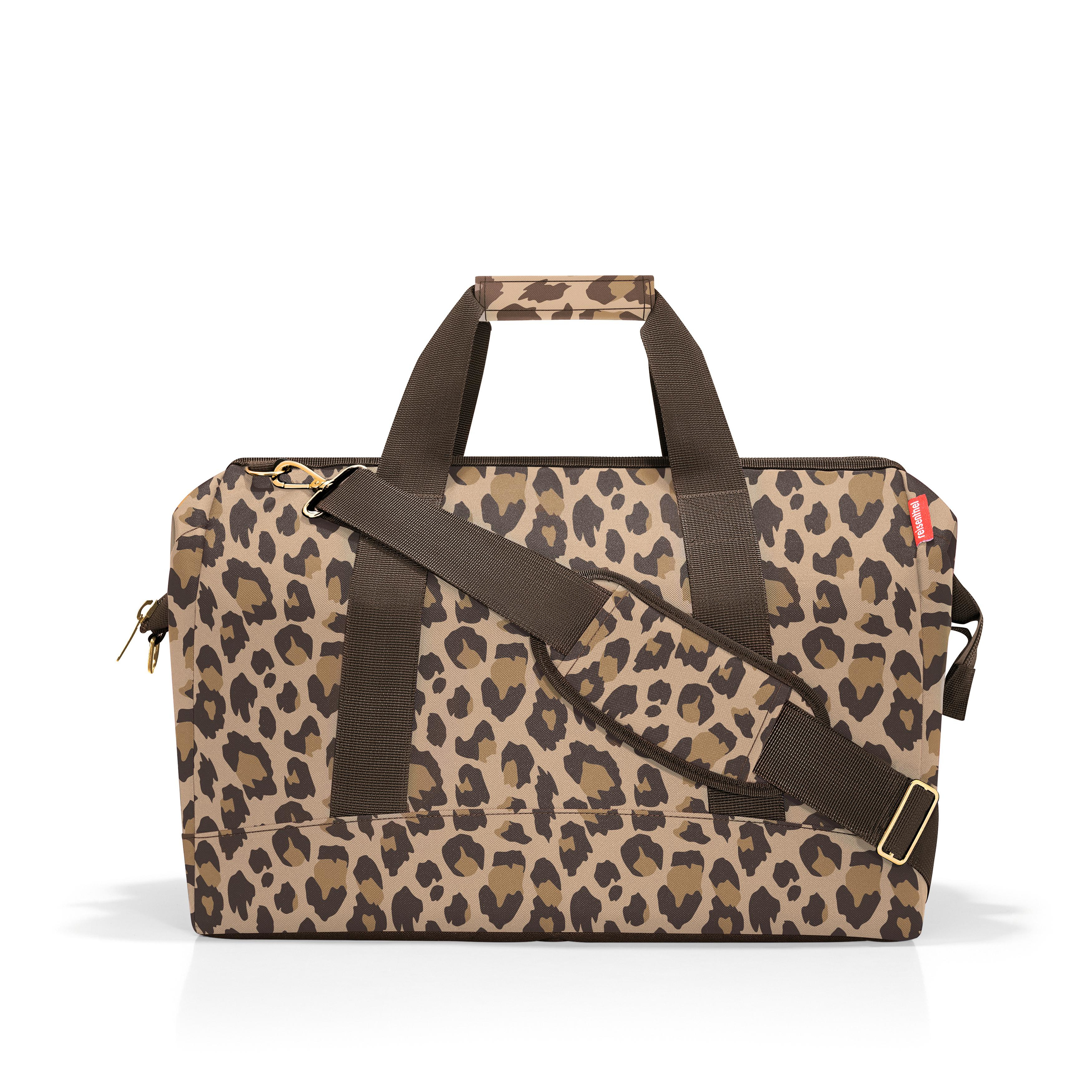 Eine braune Reisetasche mit Leopardenmuster und braunen Trägern.