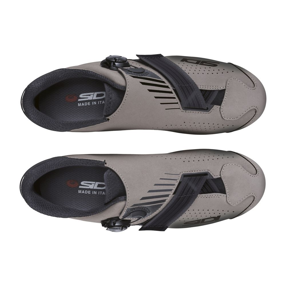 Graue Fahrradschuhe mit schwarzen Riemen und Schnallen, mit Lüftungslöchern.