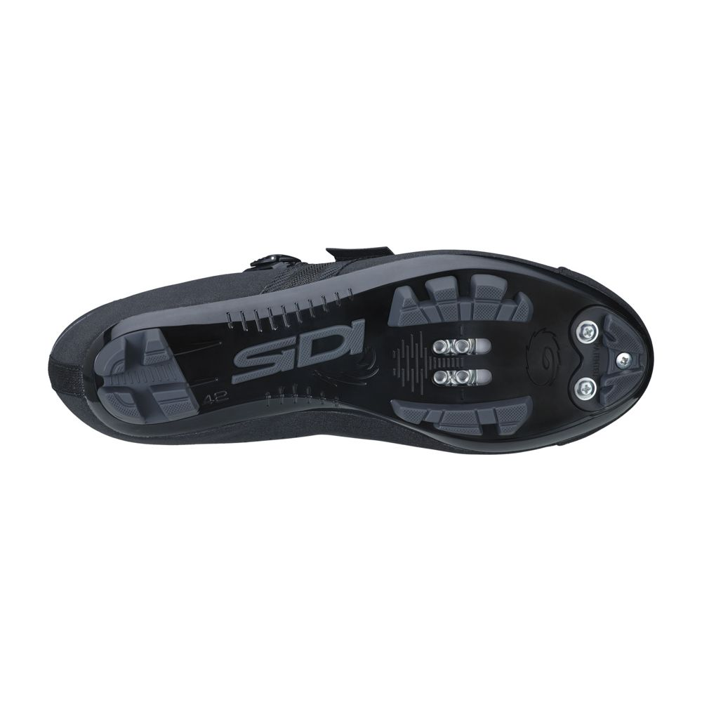Unterseite eines schwarzen Fahrradschuhs mit Stollen und Sidi-Logo.
