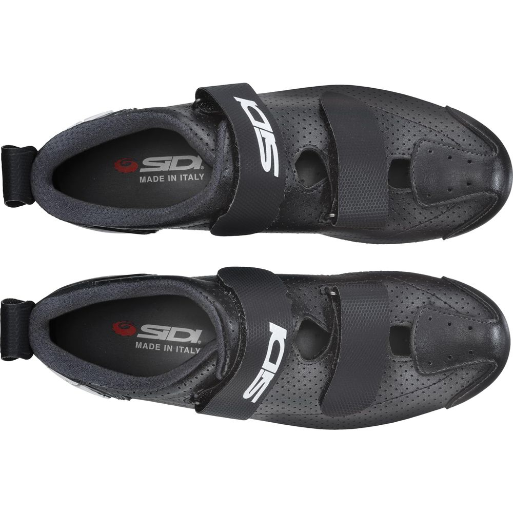 Schwarze Fahrradschuhe mit Klettverschluss und Logo.