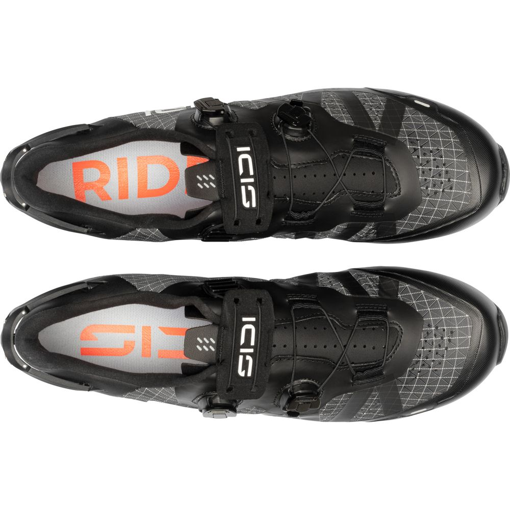Schwarze Fahrradschuhe mit Schnallen und Boa-Verschluss, weißem Innenfutter.