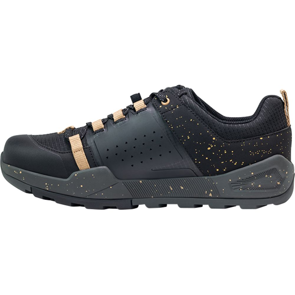 Schwarzer Schuh mit goldenen Sprenkeln und Schnürsenkeln.