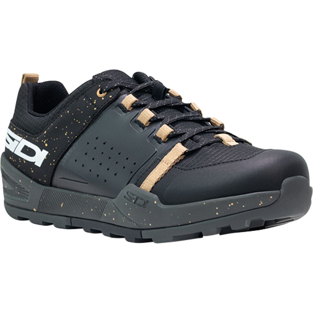 Schwarzer Sportschuh mit goldfarbenen Spritzern und Schnürsenkeln.