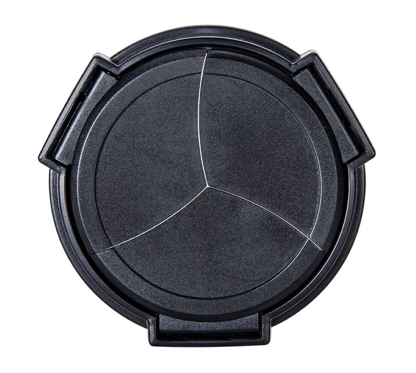 Schwarzer Objektivdeckel mit drei Clips und feinen Linien auf der Vorderseite.