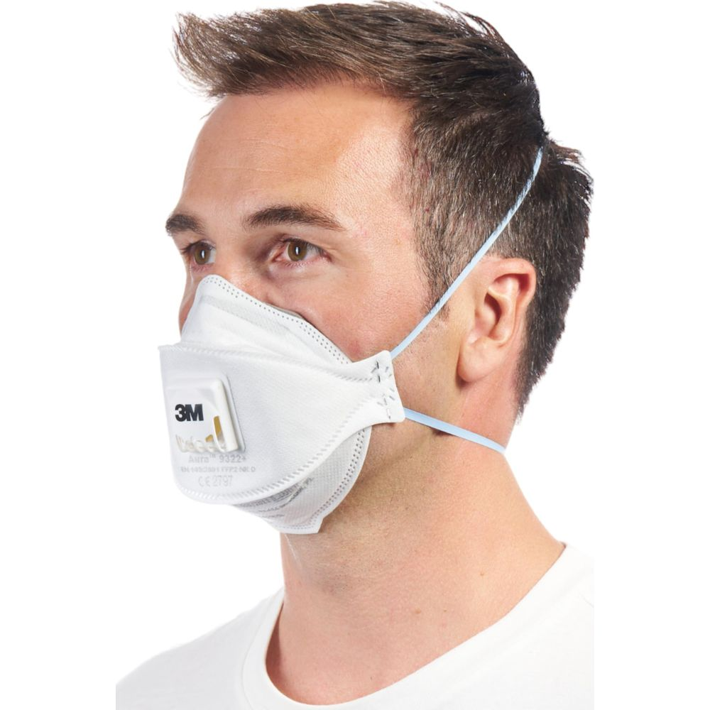 Mann mit 3M Atemschutzmaske, weiße Maske mit blauem Band, weißer Hintergrund.