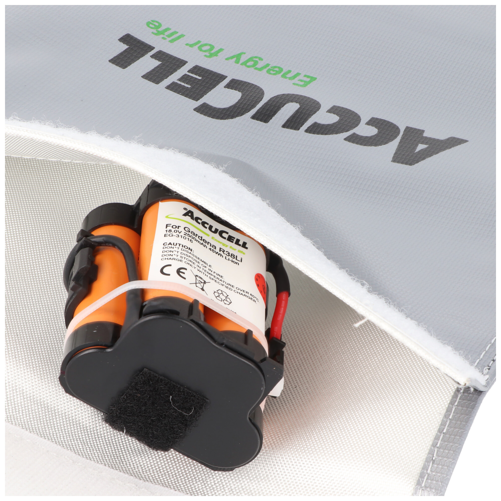 Orange Batteriepack mit Kabeln in einem grauen Beutel mit Aufdruck.