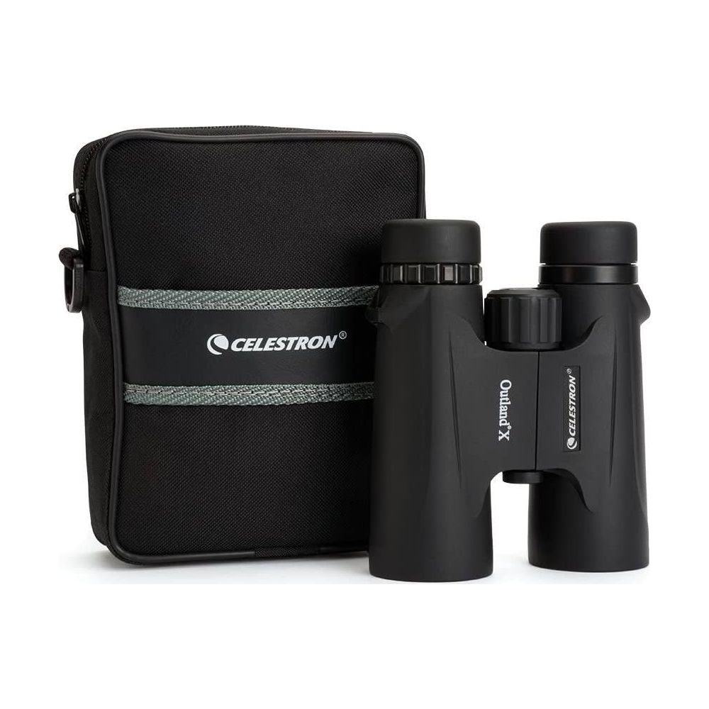 Schwarze Celestron-Ferngläser und eine Tragetasche mit Logo. Weißer Hintergrund.