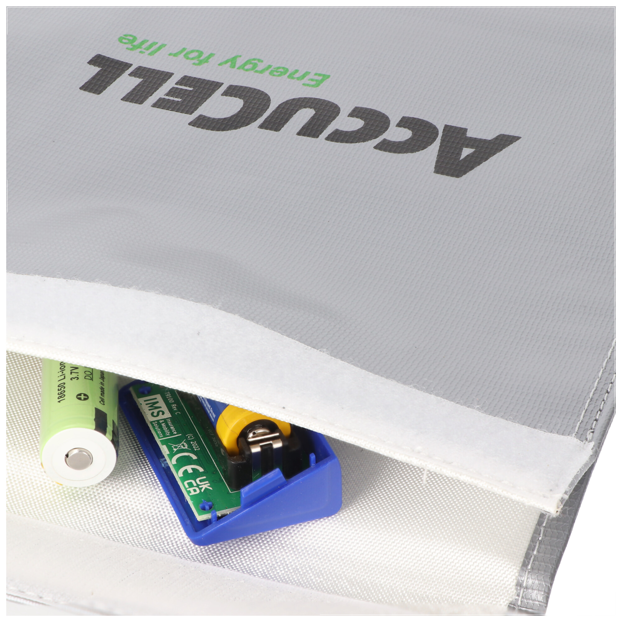 Eine Li-Ion-Batterie und eine Platine in einer grauen Tasche mit "AccuCell"-Logo.