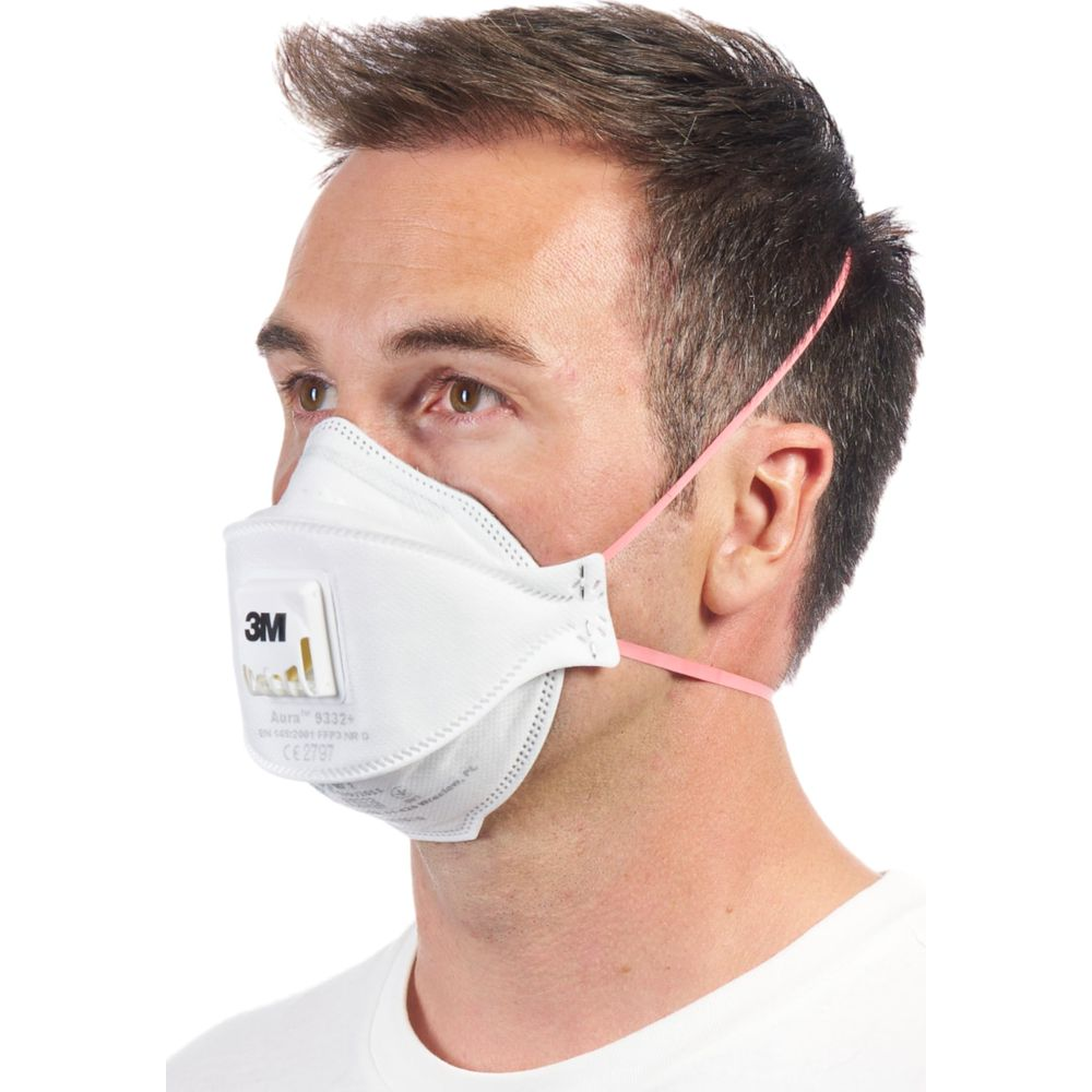 Mann trägt weiße 3M Aura 9332+ Atemschutzmaske mit rosa Bändern.