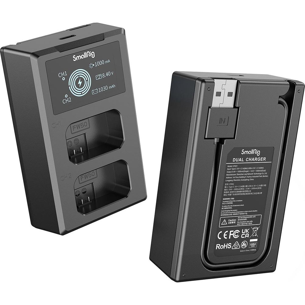 Un cargador dual SmallRig negro con dos ranuras FW50 y pantalla LCD.