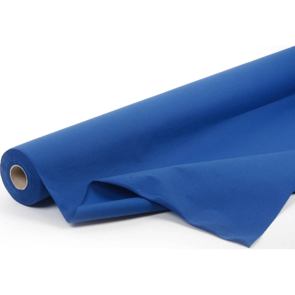 Eine aufgerollte Rolle mit leuchtend blauer Stoffbahn, die sich auf einer weißen Fläche erstreckt.