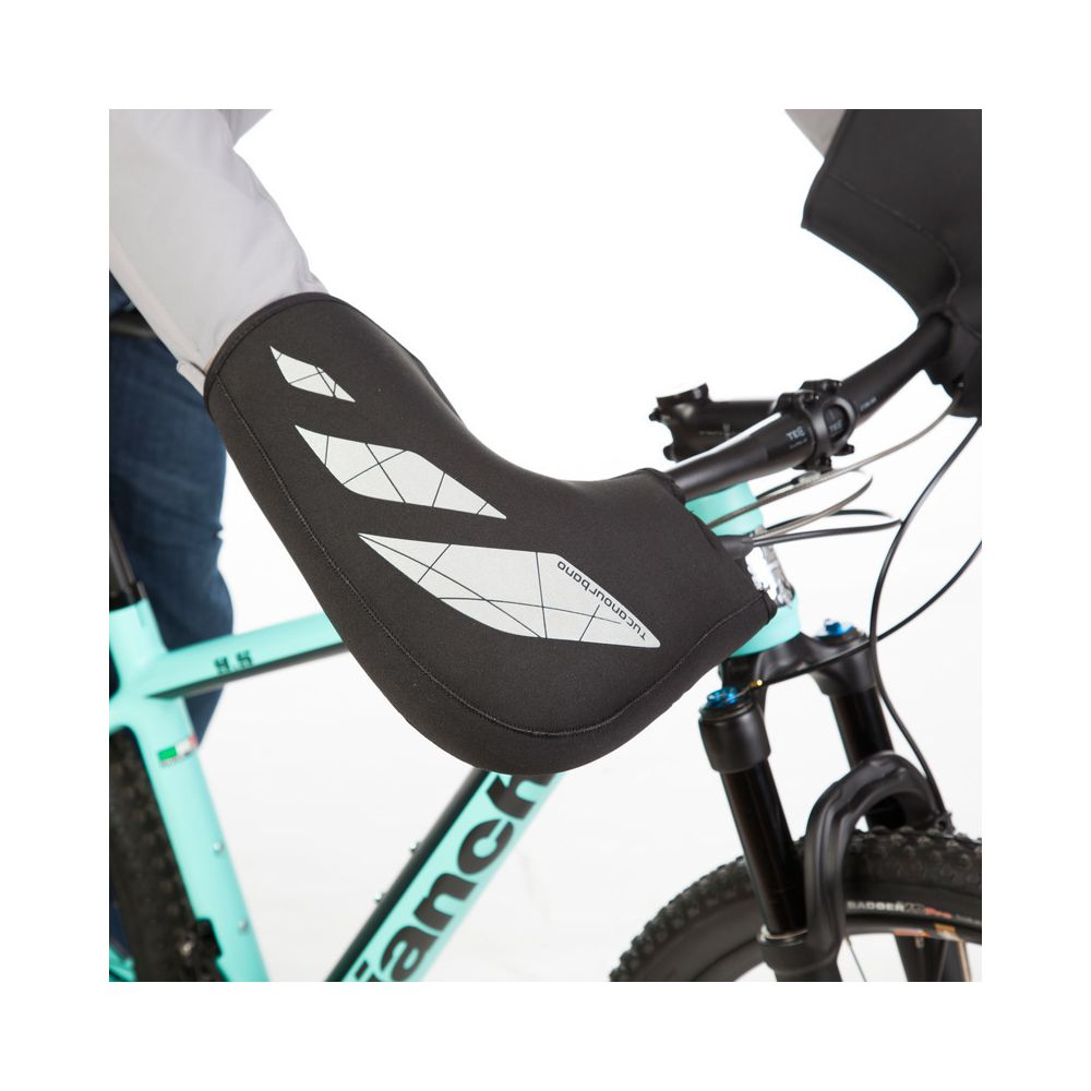 Schwarze Fahrrad-Handwärmer mit reflektierenden Linien auf einem mintgrünen Fahrrad.