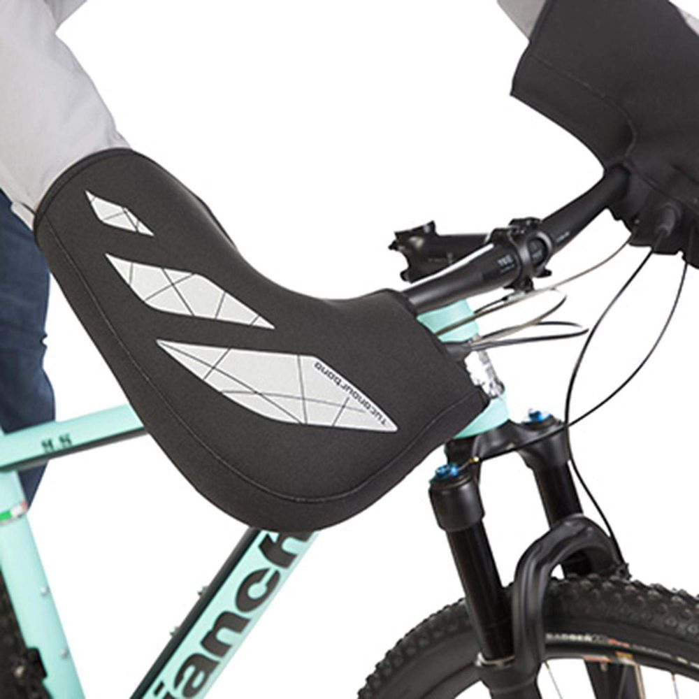Schwarze Lenkerüberzüge mit reflektierenden Mustern auf einem Fahrrad.