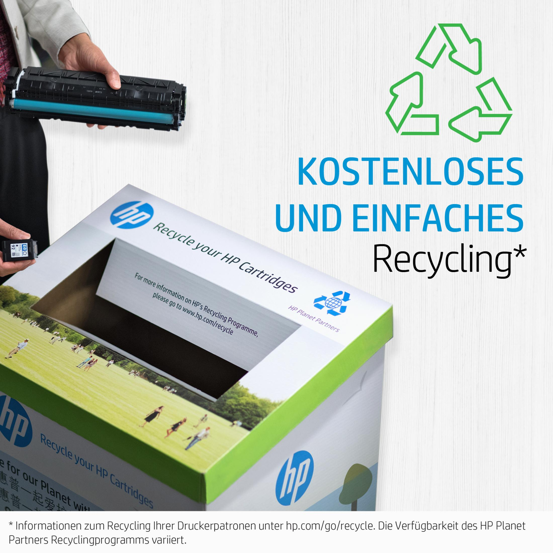 Osoba trzyma kartridż z tonerem obok pudełka HP do recyklingu z logo.