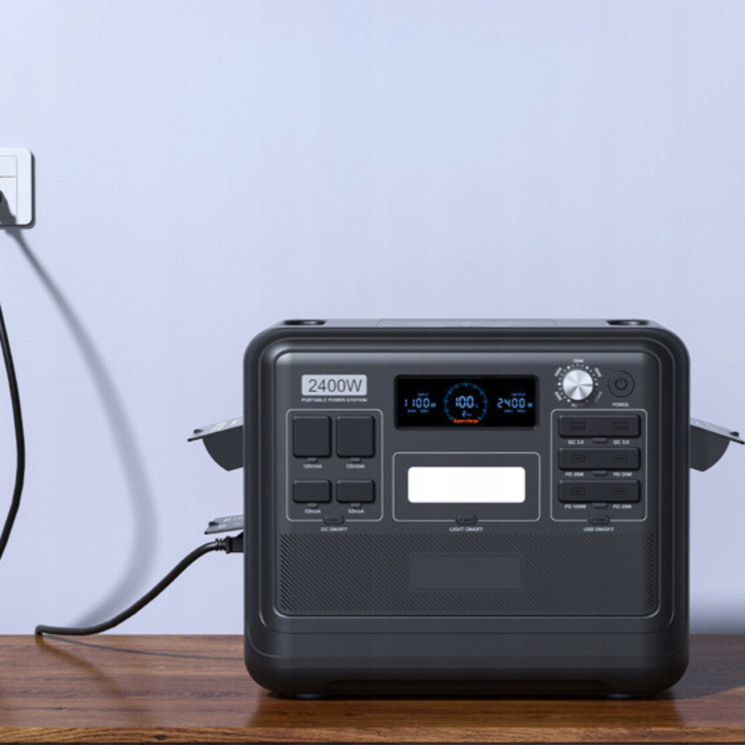 Czarna przenośna stacja zasilania 2400W podłączona do gniazdka ściennego.