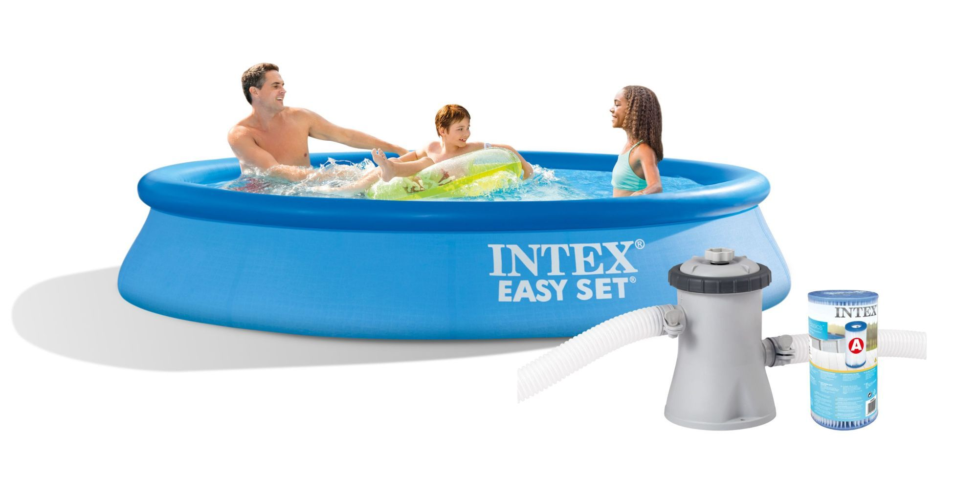 Rodzina korzysta z dmuchanej wanny z pompą filtrującą i zapasowymi filtrami.