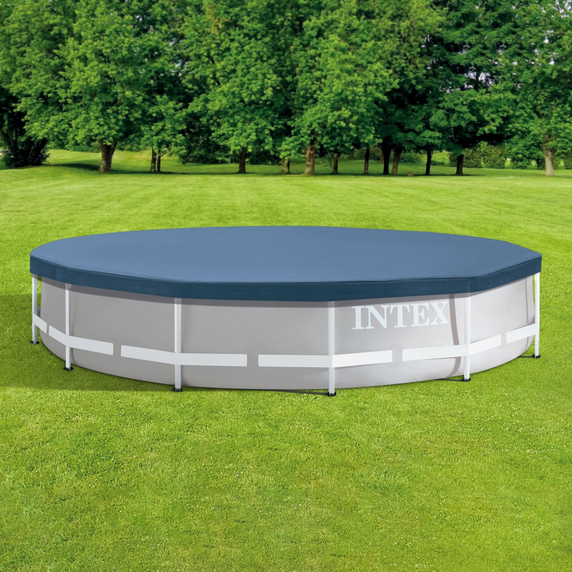 Ein rundes Intex-Becken mit blauer Plane im grünen Garten.