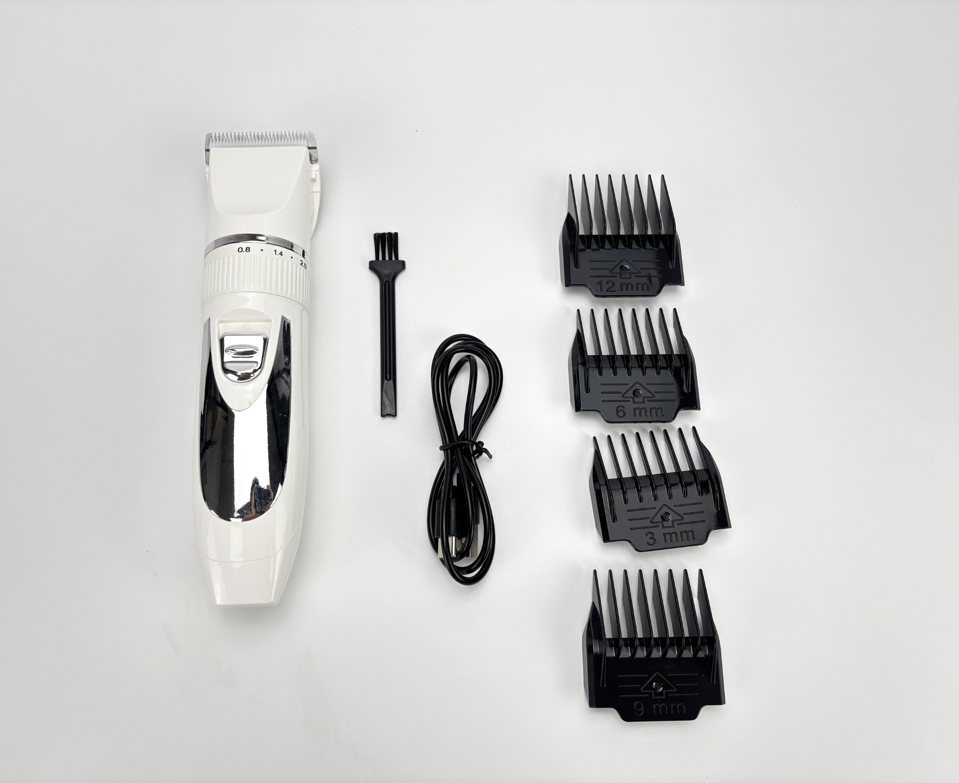 Ein weißer Haarschneider mit Zubehör: Ladekabel, Bürste und verschiedene Aufsteckkämme.