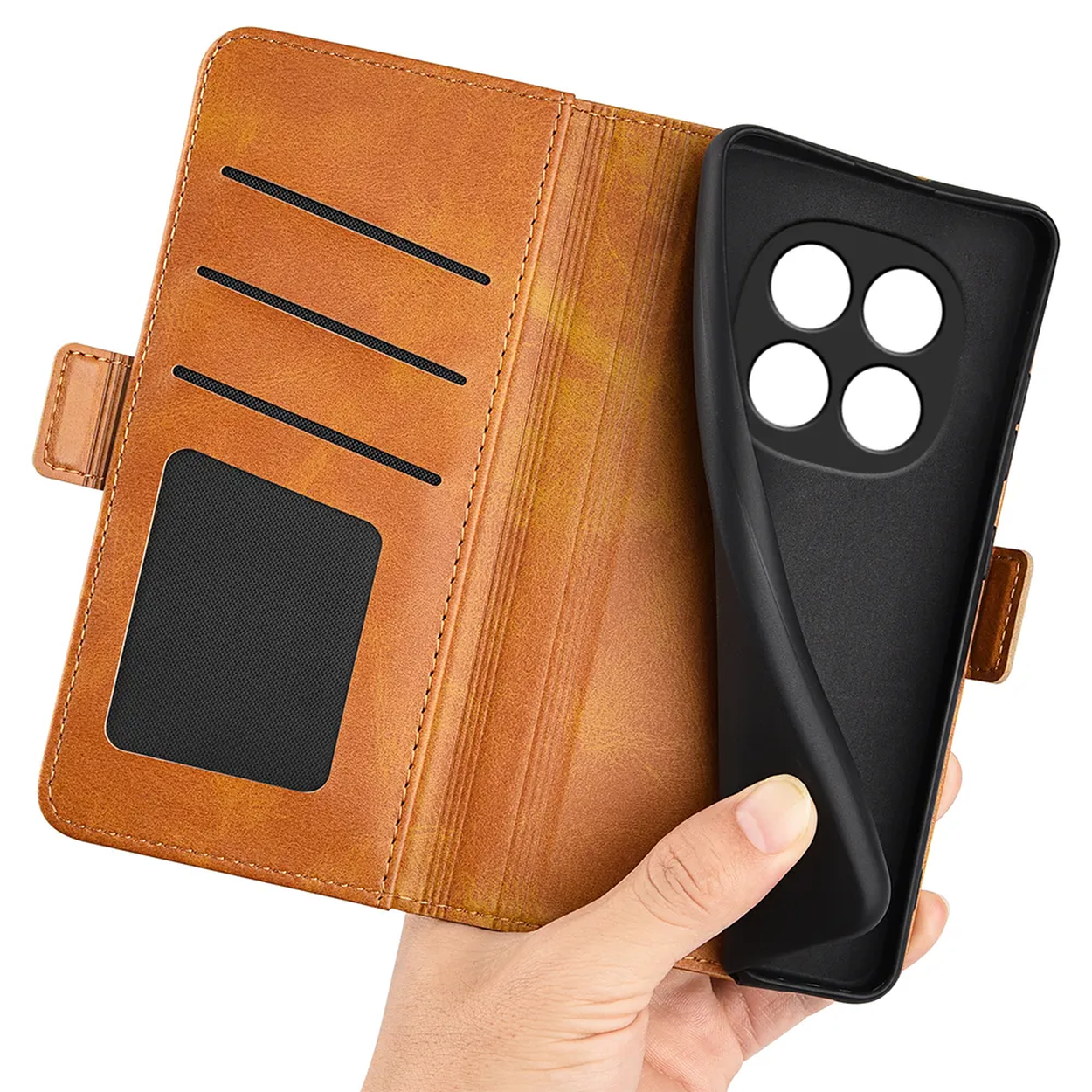 Une main tient un portefeuille ouvert en cuir marron avec des fentes pour cartes et une coque de téléphone noire à quatre trous pour appareil photo.
