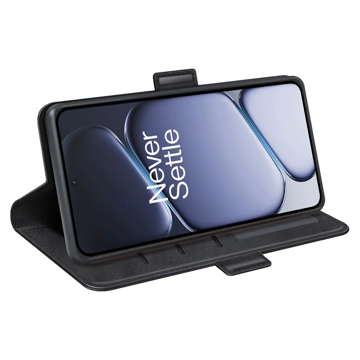 Un smartphone noir dans un étui ouvert sur fond blanc.