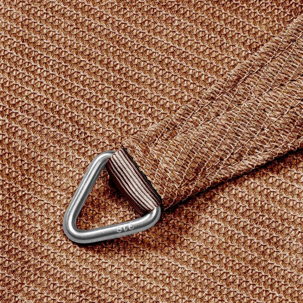 Close-up van bruine zonnedoekstof met D-ring ankerpunt.