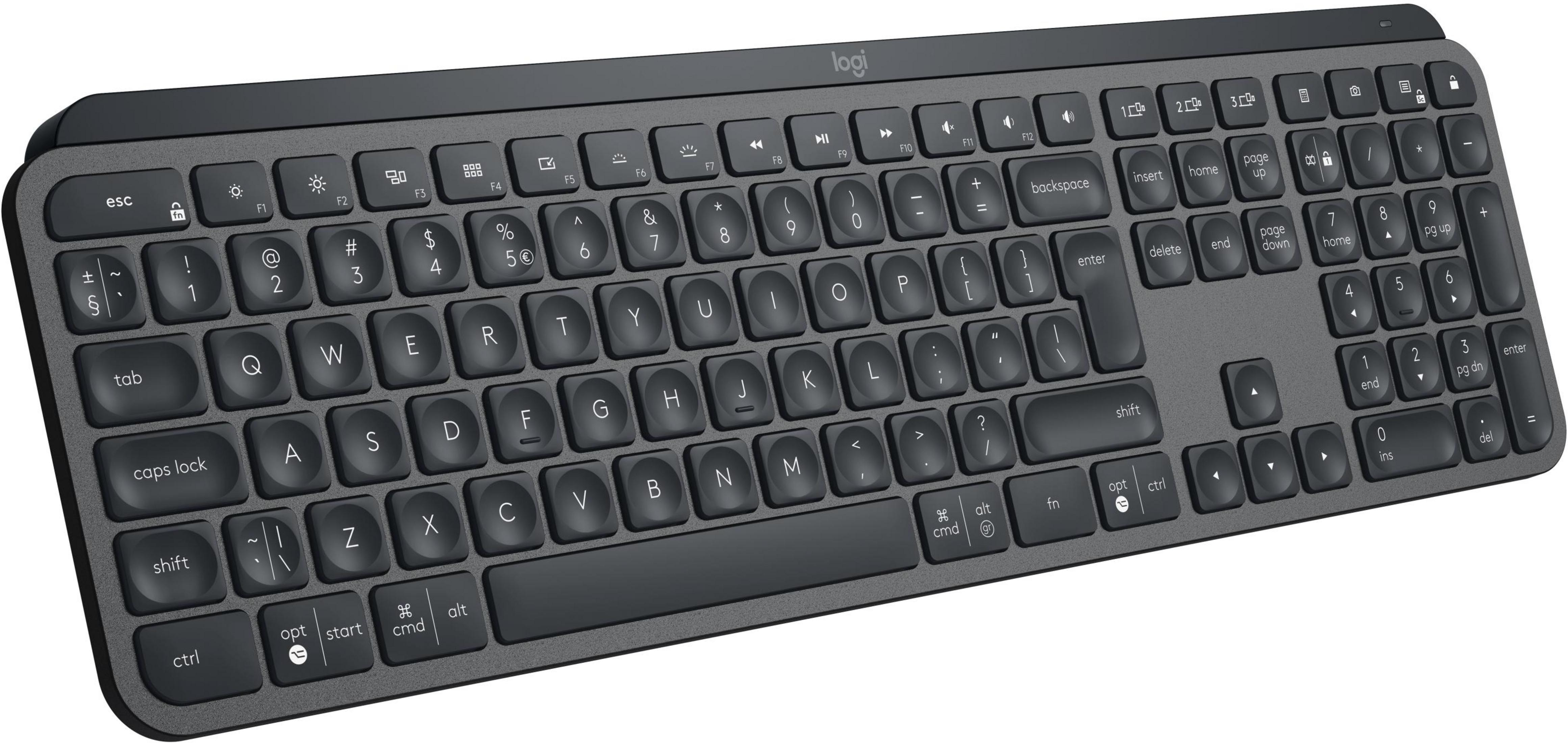 Una tastiera Logitech scura e retroilluminata poggia su una superficie bianca.