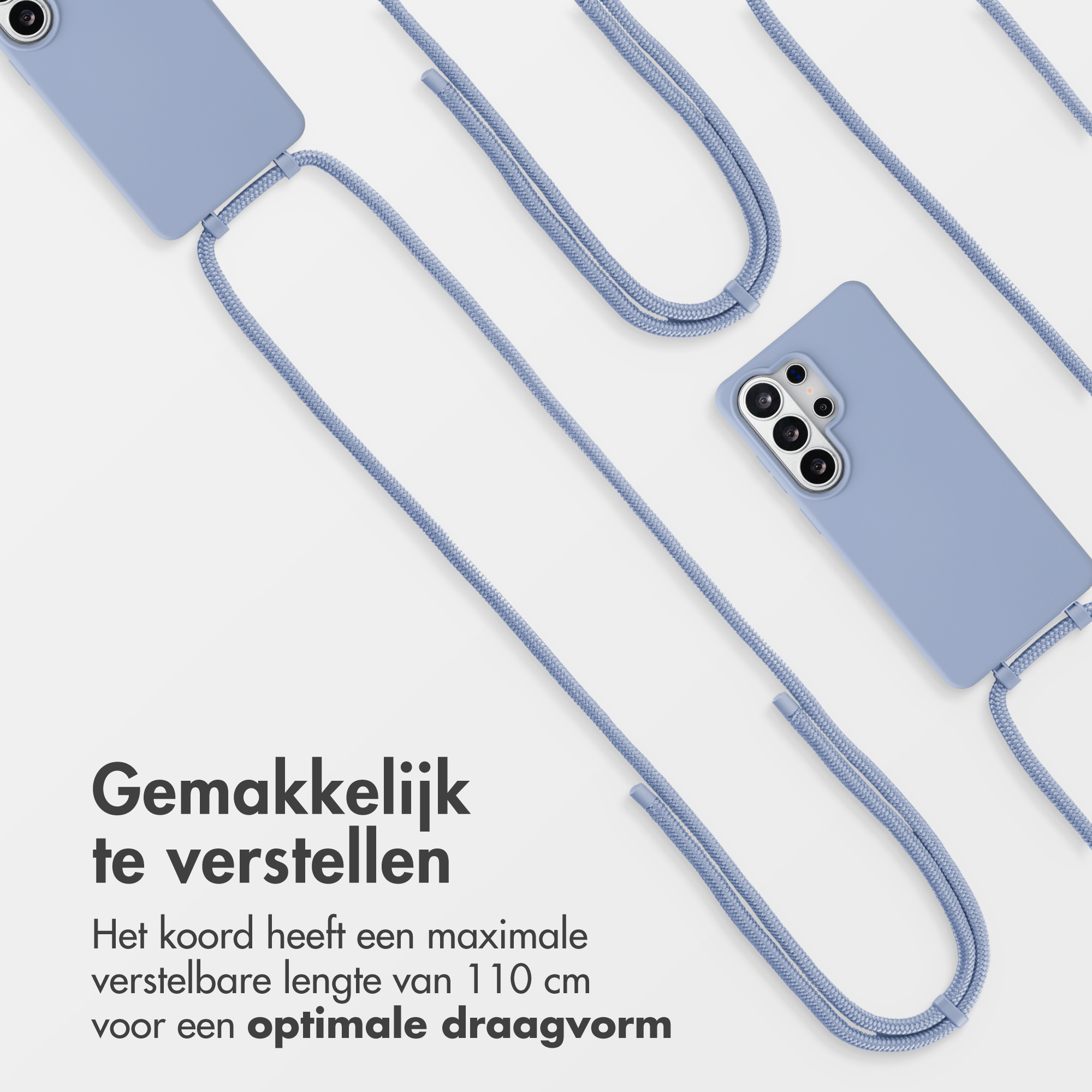 Lichtblauwe telefoonhoes met verstelbaar koord op witte achtergrond.