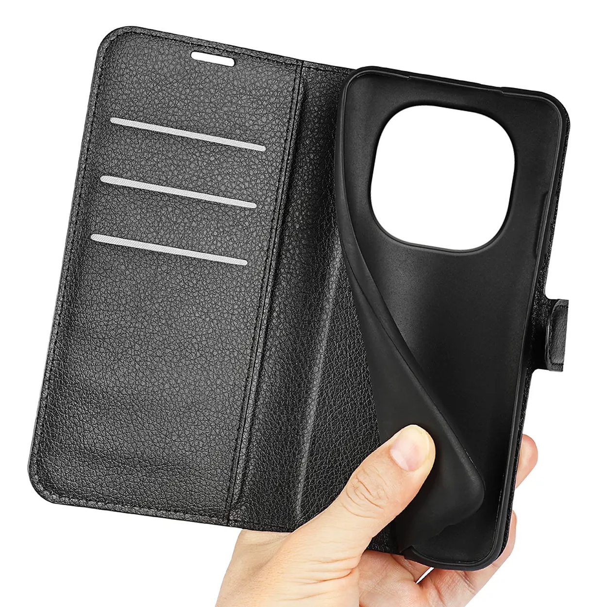 Zwart leren flipcase voor smartphone, vastgehouden door een hand.