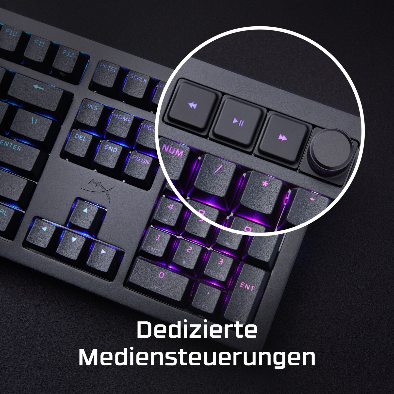 Nahaufnahme einer Tastatur mit beleuchteten Tasten und Medientasten.