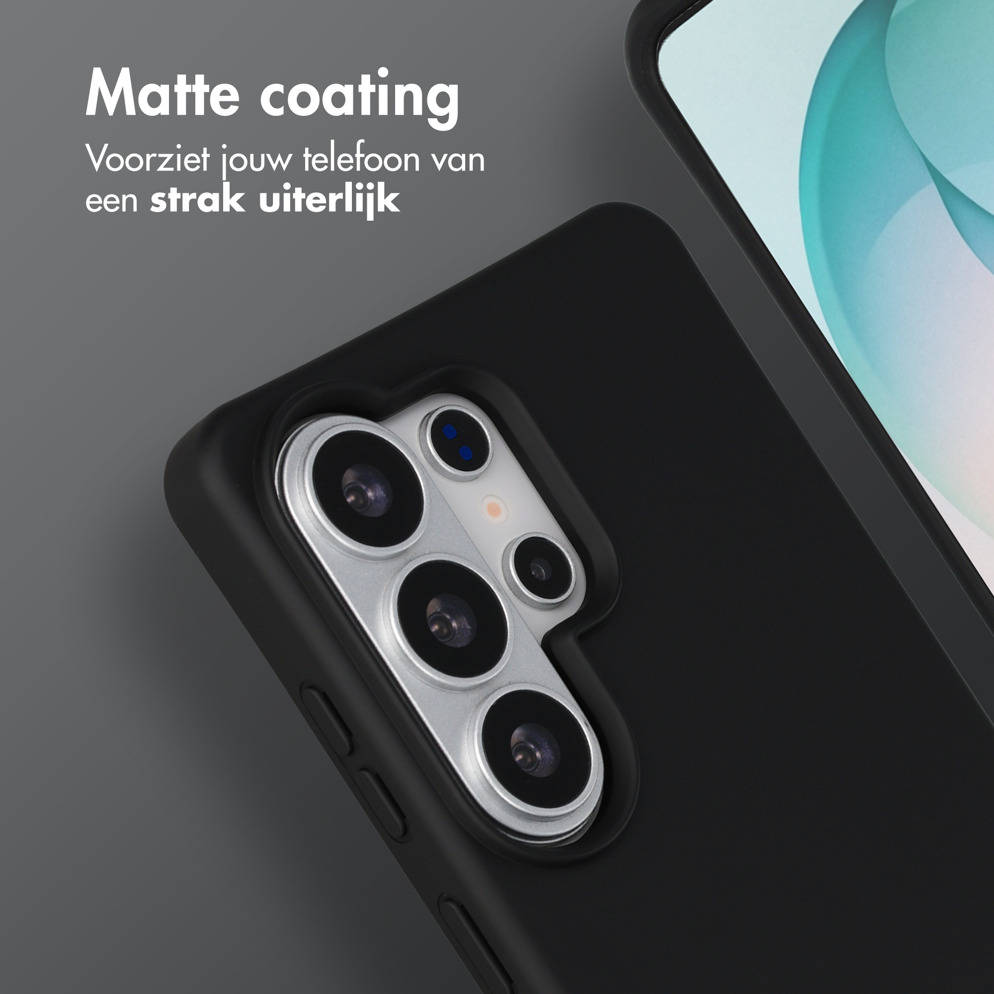 Een zwarte matte telefoonhoes met een multi-lens camerapaneel wordt getoond.