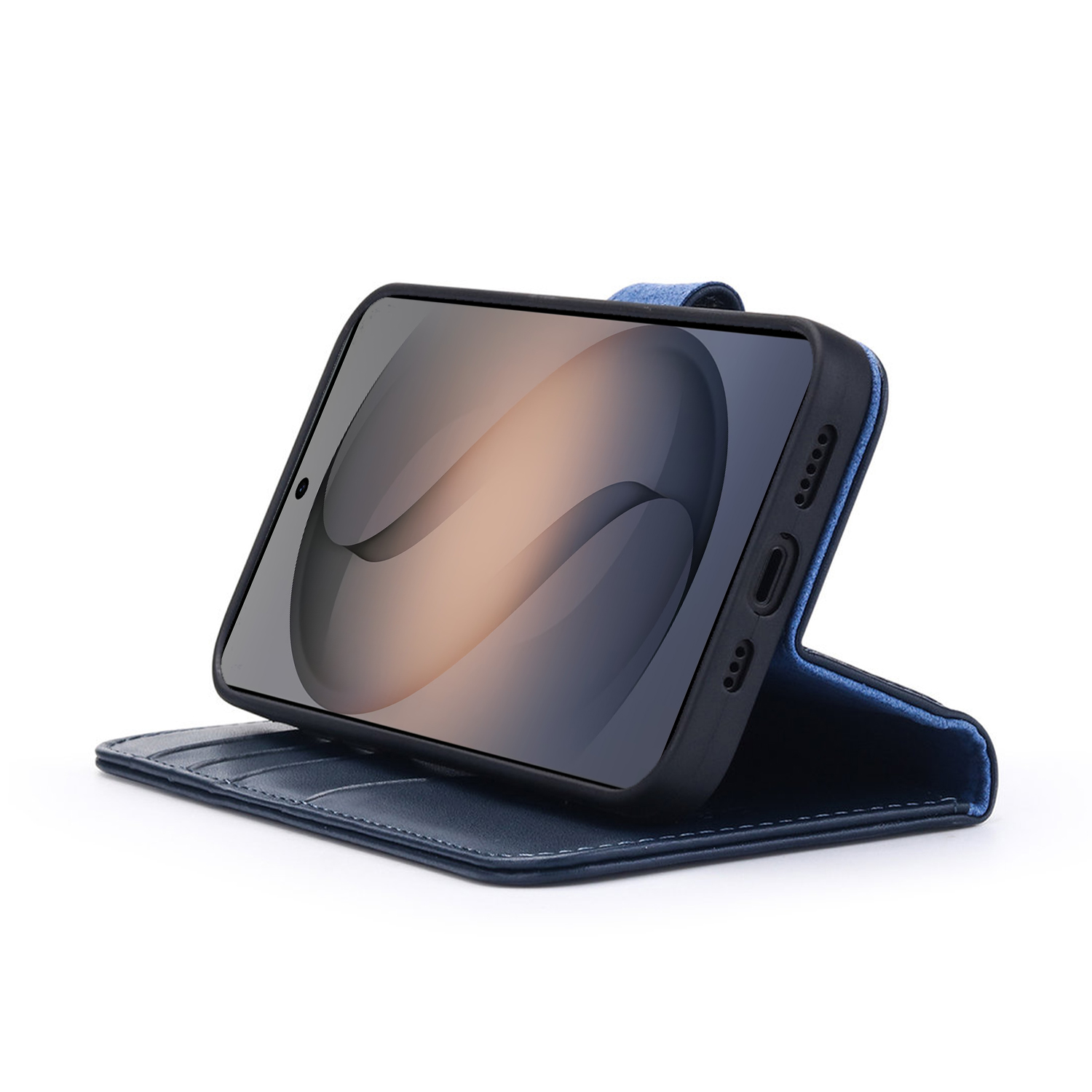 Eine blaue Klapphülle für ein Handy mit einem Handy darin, von der Seite auf weißem Grund.