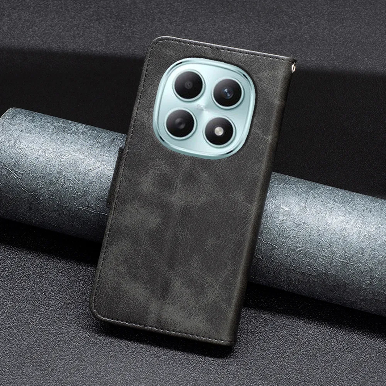 Coque de téléphone gris foncé avec quatre objectifs photo au dos.