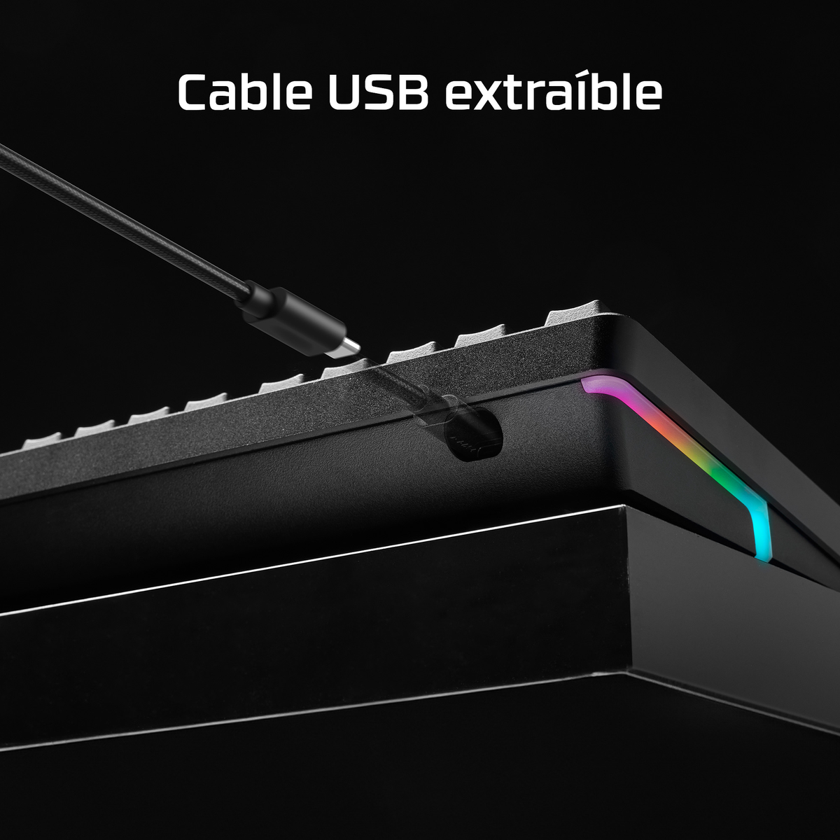 Un cable USB se conecta a un teclado negro con iluminación RGB.